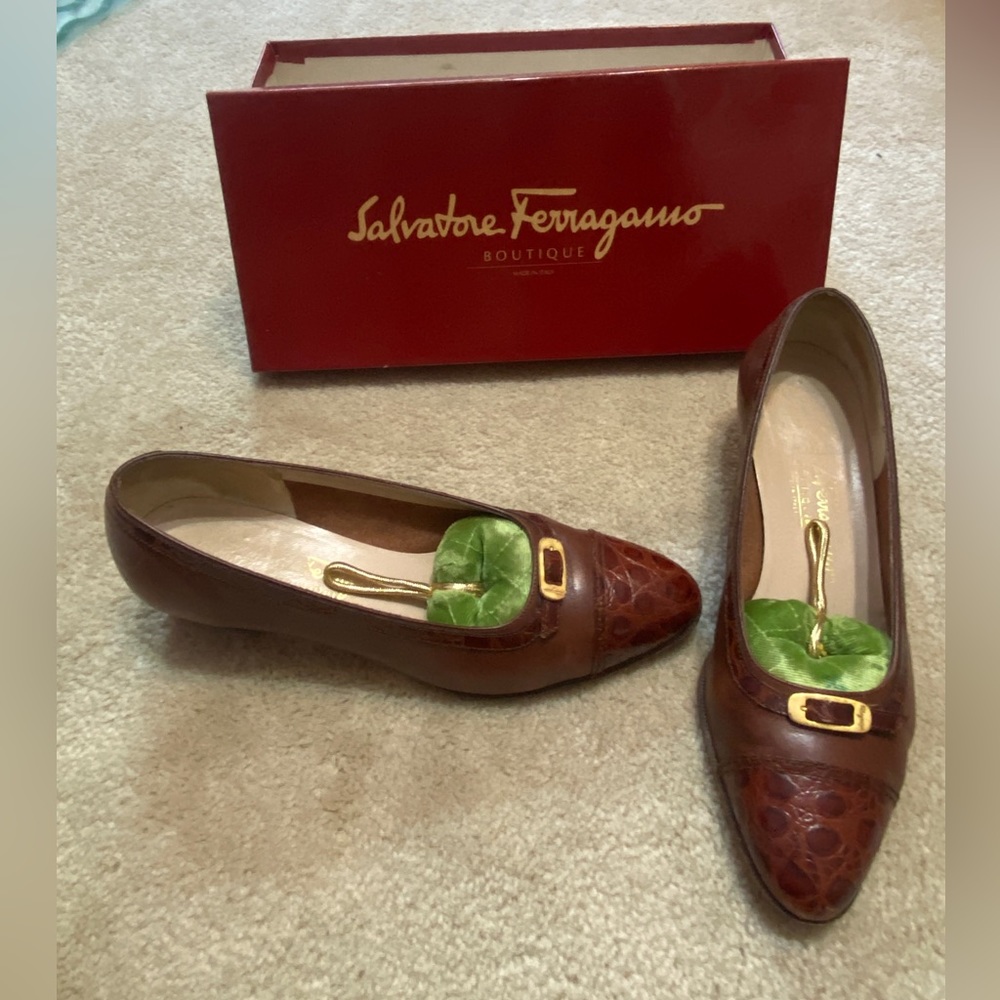 Vintage Ferragamo brown leather pumps